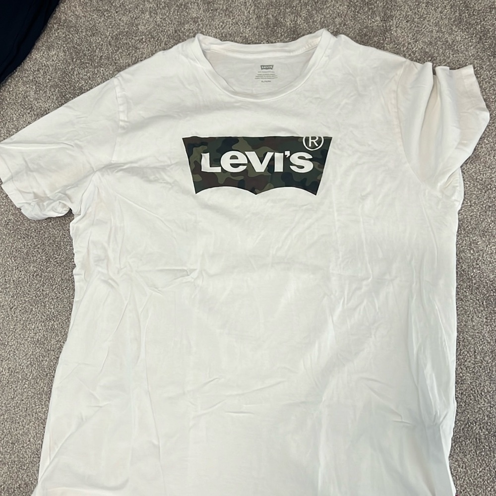 Levi’s White Graphic Tee - practically brand new